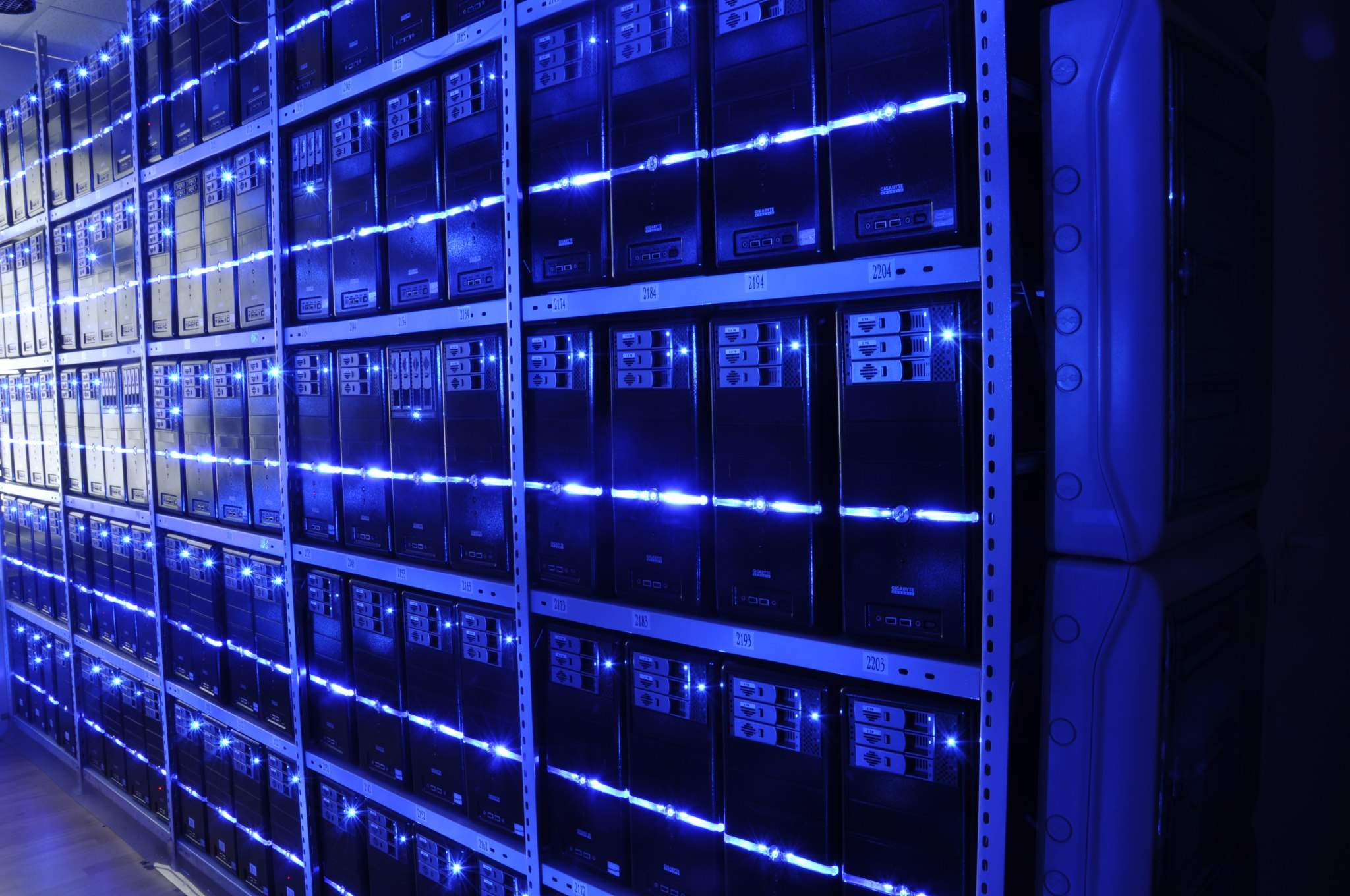 Server-Schränke in einem Rechenzentrum als Recheninfrastruktur für KI-Analyse